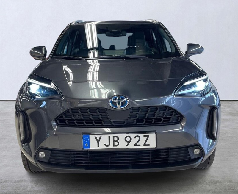Grå Toyota Yaris Cross Hybrid stulen i Södertälje