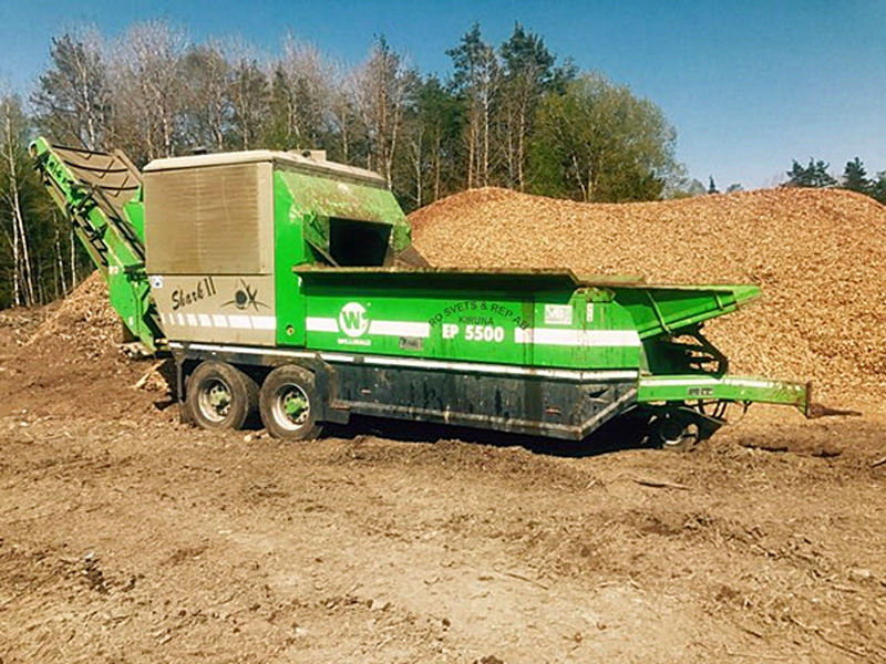 Hjulburen grävmaskin Volvo EW160C och flistugg Willibald EP5500 Shark stulna i Vallentuna