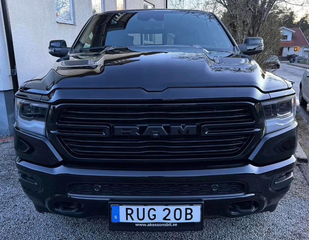Svart RAM Laramie Night Edition stulen i Mariestad