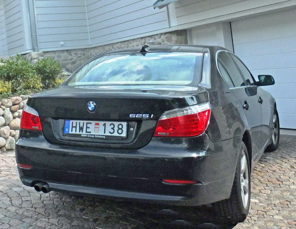Svart BMW 525 XI sedan stulen i Täby