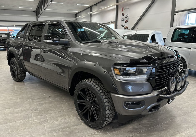 Grå RAM 1500 Crew Cab Laramie stulen i Osby