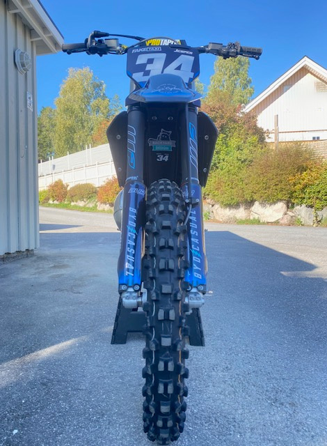 Husqvarna TC 250 och Husqvarna FC 350 stulna vid inbrott i Gribbylund, Täby