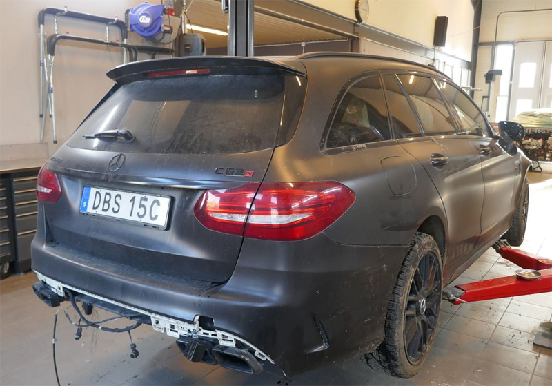 Grå folierad Mercedes Benz AMG C63 S Kombi stulen i Alingsås