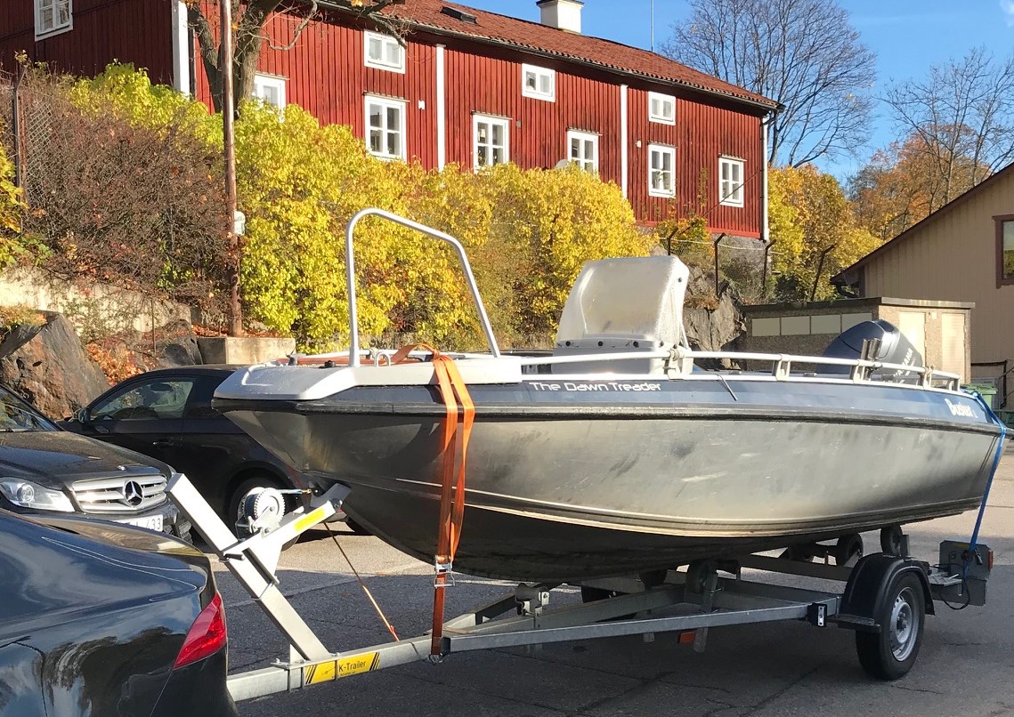 Buster L med 50 Hk Yahama stulen på trailer i Södertälje