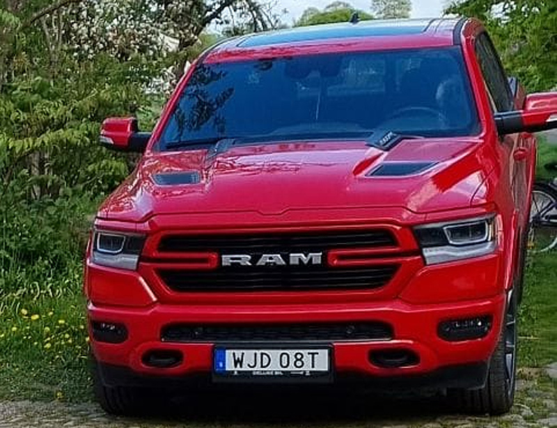 Röd Dodge RAM 1500 Laramie Crew Cab stulen i Vallåkra sydost om Helsingborg