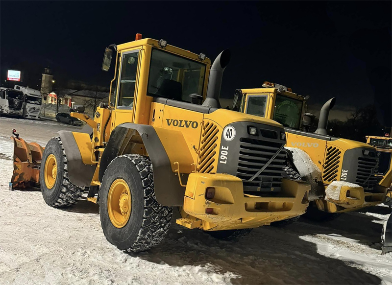 Hjullastare Volvo L90E stulen i Vårby söder om Stockholm. Volvo L70E som stals samtidigt är anträffad.