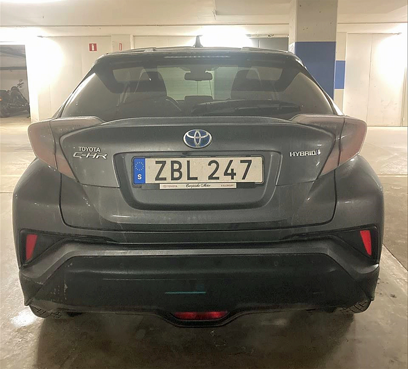 Grå metallic Toyota C-HR stulen i Sundbyberg