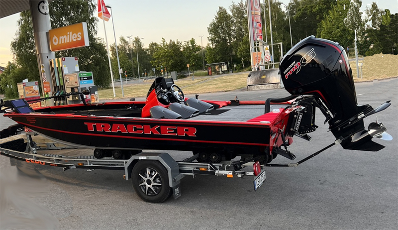 Tracker Pro Team 190 TX med 115 Hk Mercury stulen på trailer i Tävelsås, strax söder om Växjö