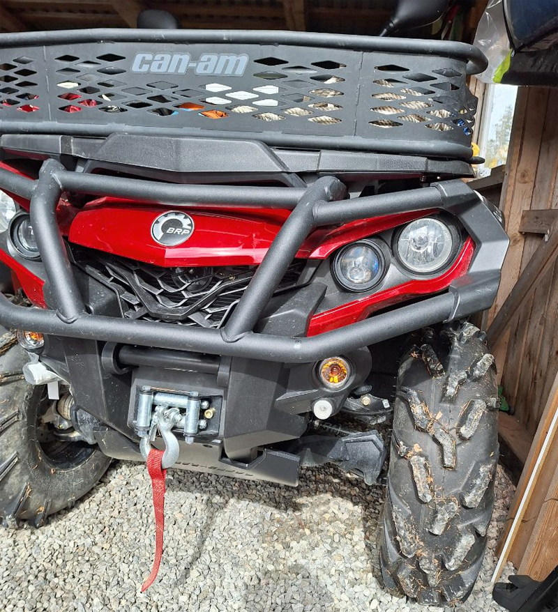 Röd fyrhjuling Can Am Outlander 650 MAX PRO stulen i Rotsjön väster om Burträsk