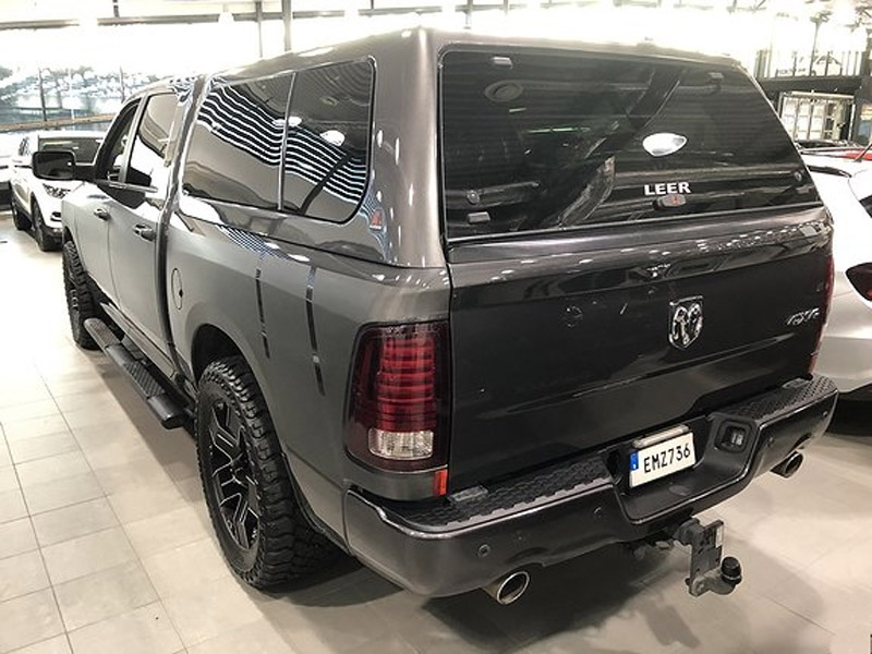 Grå metallic RAM 1500 Crew Cab Laramie med flakkåpa stulen i Skurup mellan Malmö och Ystad