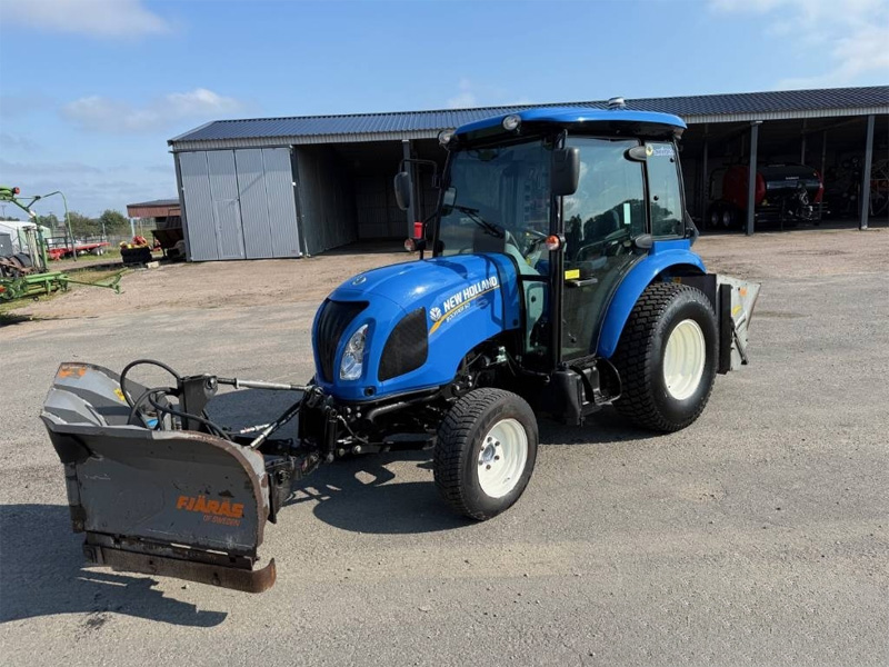 Blå traktor New Holland Boomer 50 med sandspridare och vikplog, stulen/ bedrägeri, Horred.
