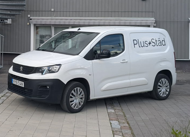 Två vita Mitsubishi Space Star, en vit Peugeot Partner och en vit Suzuki Swift stulna vid inbrott i Örebro