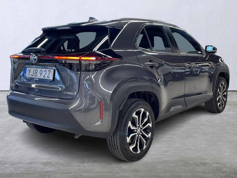 Grå Toyota Yaris Cross Hybrid stulen i Södertälje