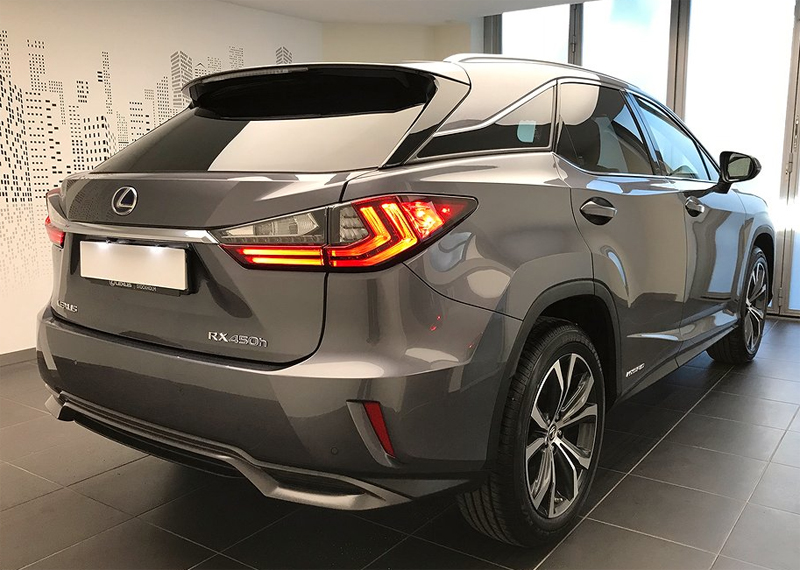 Grå metallic Lexus RX 450H stulen på Lidingö
