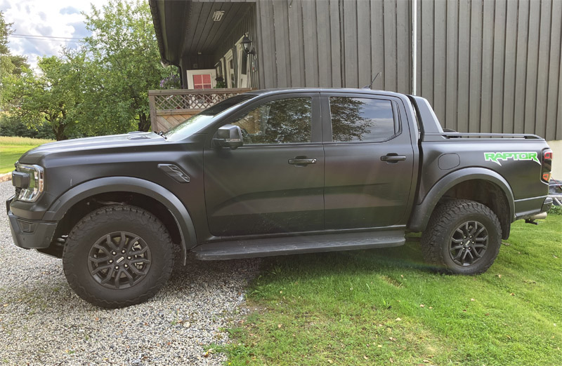 Mattsvart folierad i princip helt ny norskregistrerad Ford Ranger Raptor stulen i Askim, Norge nära svenska gränsen