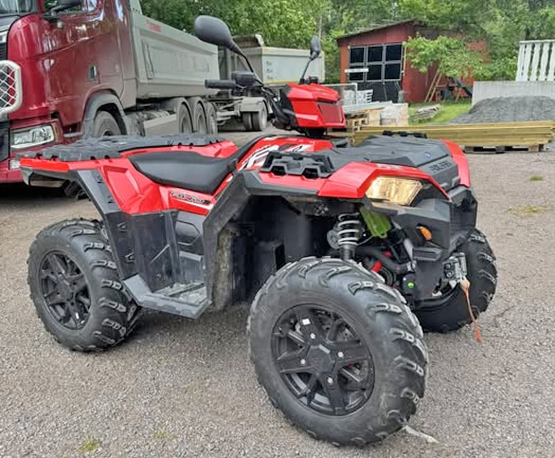 Röd fyrhjuling Polaris Sportsman 1000 stulen i Virserum