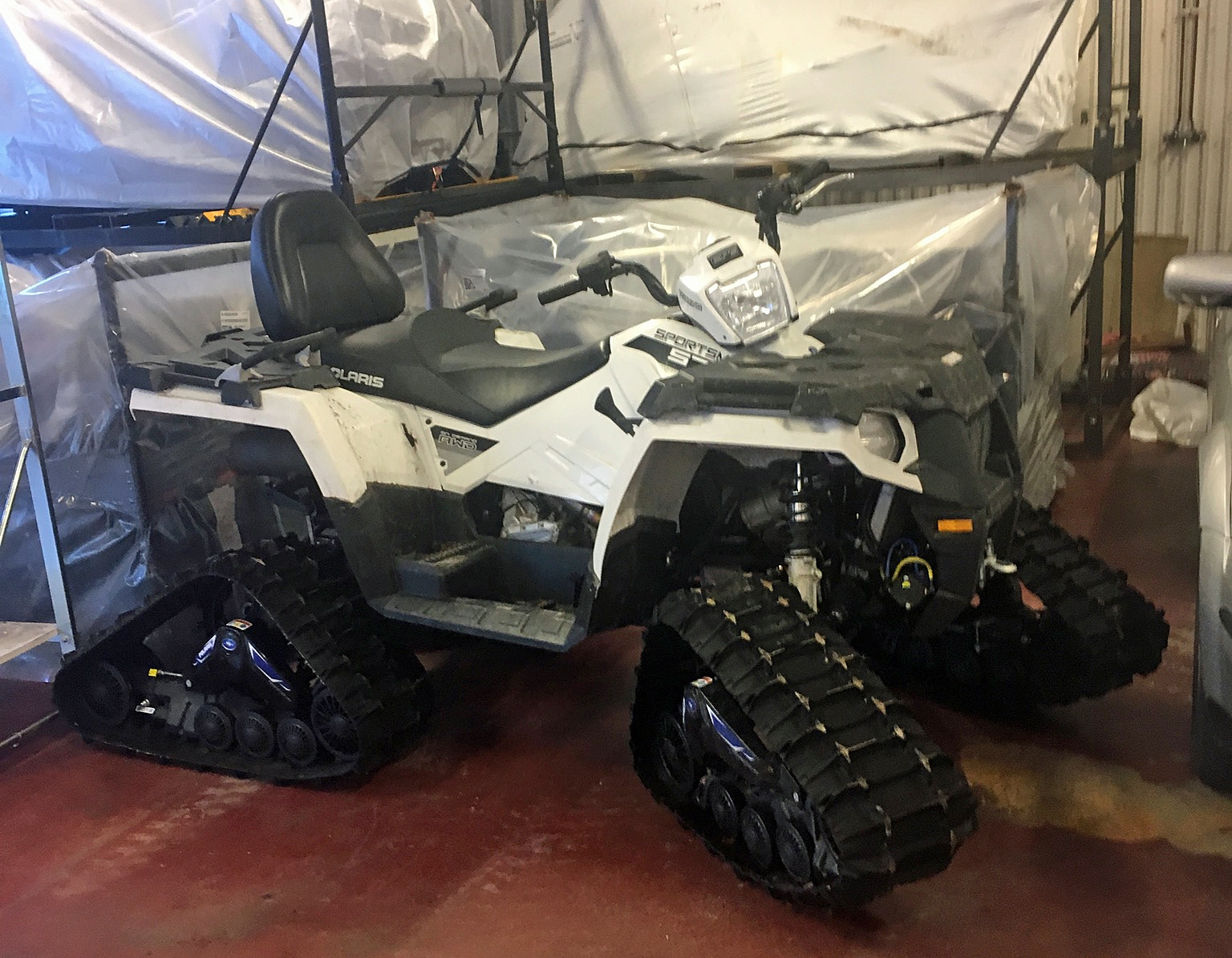 Husvagn Weinsberg 450 Caraone 450 FU och vit fyrhjuling Polaris Sportsman 570 Touring stulna i Bergby norr om Gävle