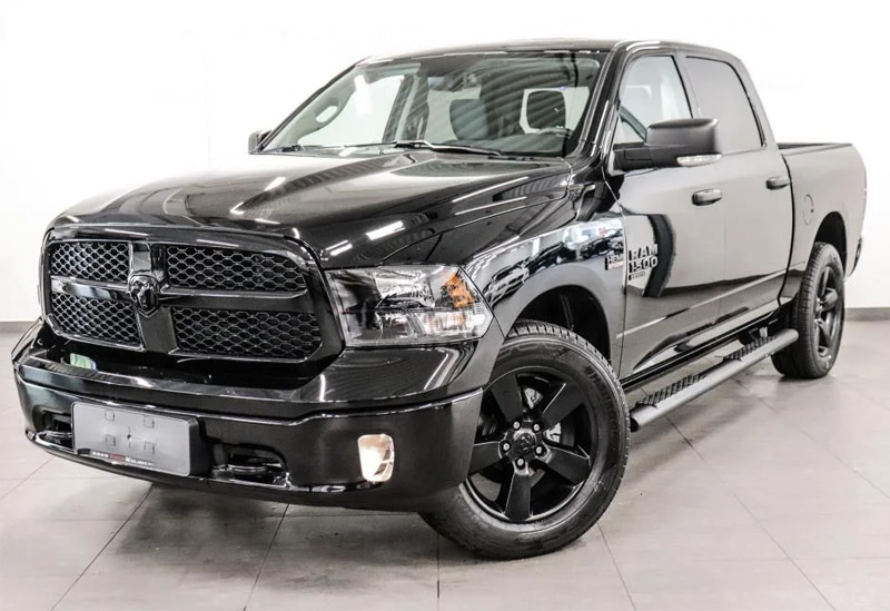 Svart RAM 1500 Crew Cab Classic