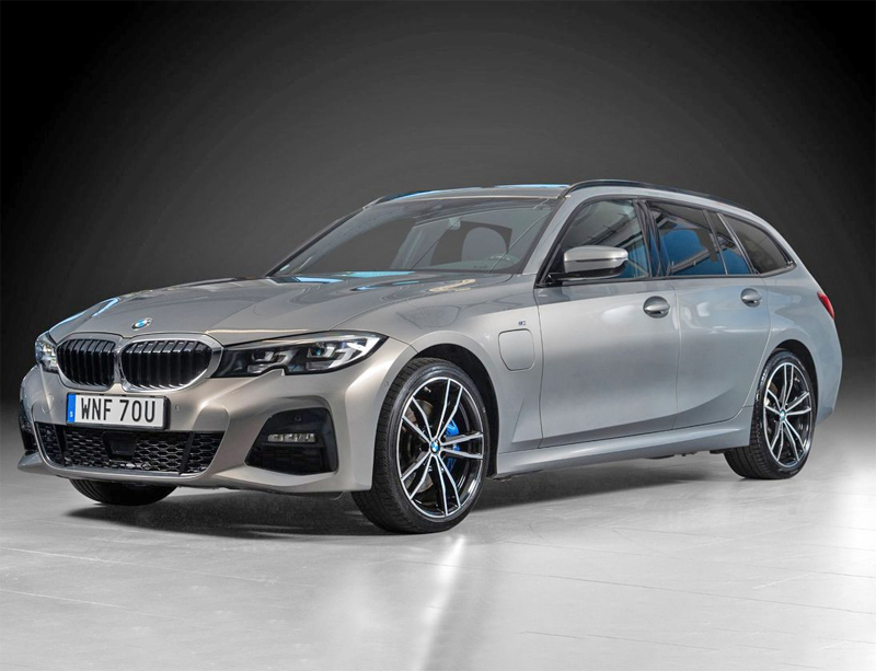 Grå metallic BMW 330e Touring stulen efter nyckelfiske i Varberg