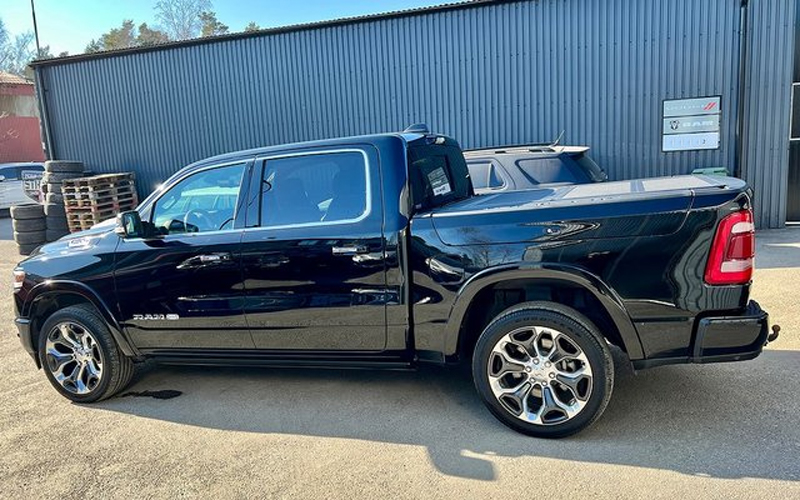 Svart RAM 1500 Crew Cab Longhorn stulen i Upplands Väsby norr om Stockholm