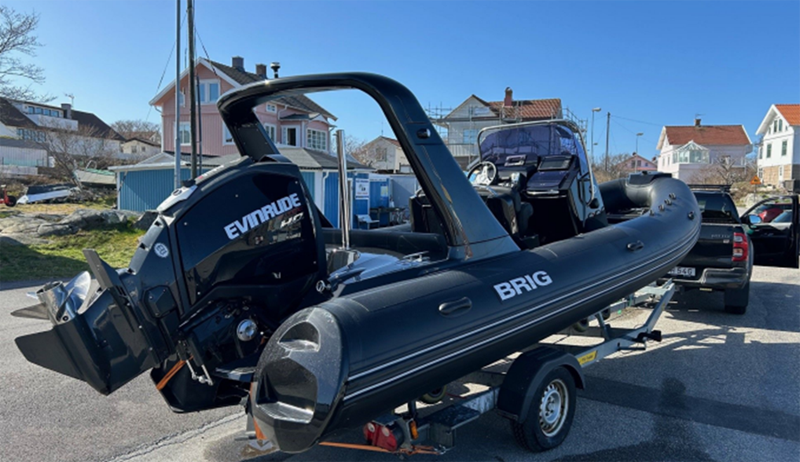 Brig Eagle 650 med 225 Hk Evinrude stulen på trailer i Fammarp strax norr om Båstad.