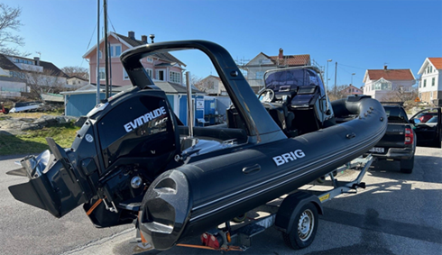 Brig Eagle 650 med 225 Hk Evinrude stulen på trailer i Fammarp strax norr om Båstad.