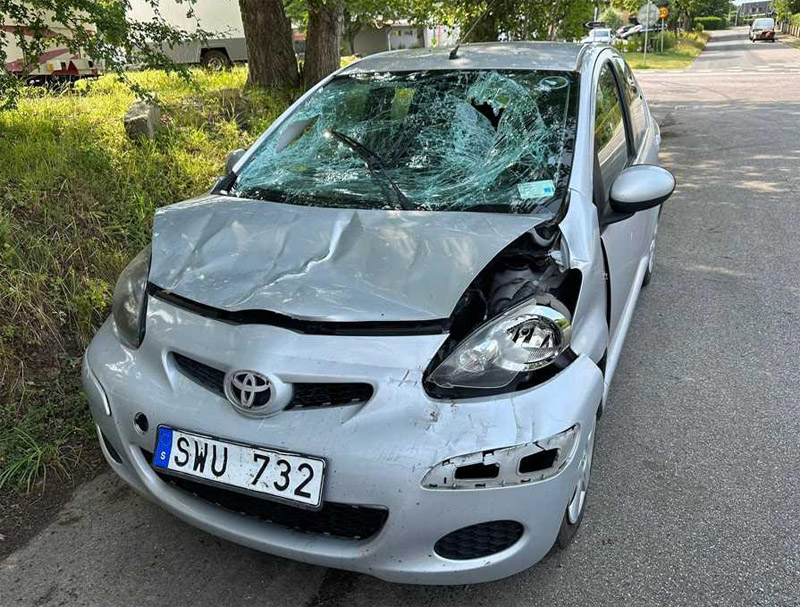 Kollisionsskadad silvermetallic Toyota Aygo stulen i Furulund