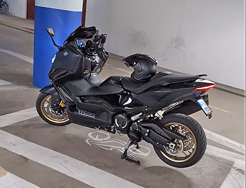 Yamaha T-Max Tech Max stulen i Stehag väster om Höör