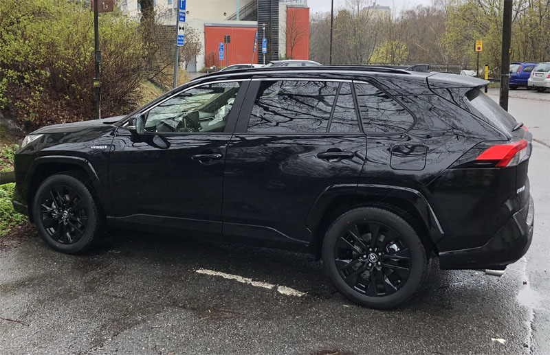 Svart Toyota RAV4 Hybrid AWD stulen i Nacka utanför Stockholm