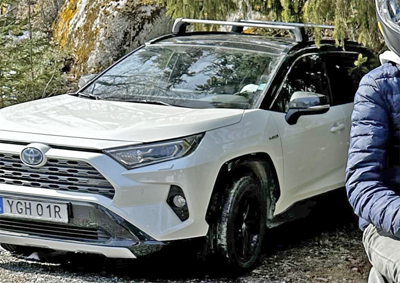 Vit med svart tak Toyota RAV4 Hybrid AWD med svart takbox, stulen i Råsunda, Solna