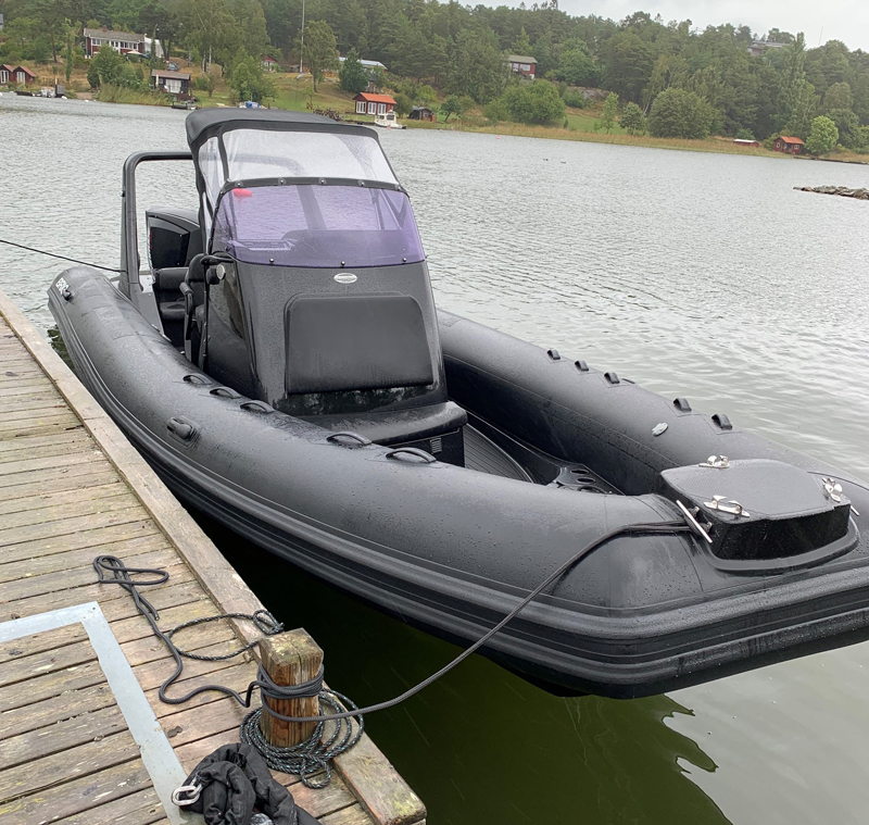 Brig Eagle 780 med 300 Hk Evinrude stulen på Smådalarö i Stockholms skärgård