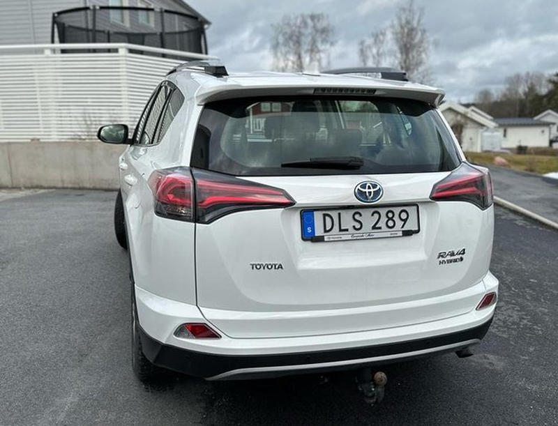 Vit Toyota RAV4 Hybrid AWD stulen i Barkarby nordväst om Stockholm