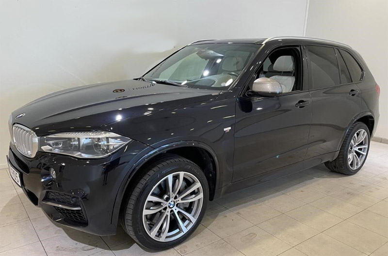 Svart BMW X5 M50D stulen i Kvilleholm sydost om Vimmerby