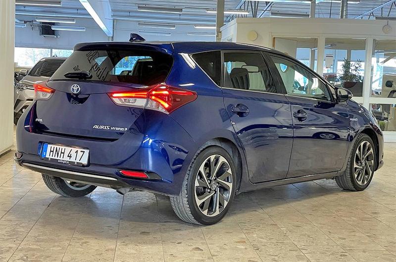 Blå metallic Toyota Auris Hybrid stulen i Norrköping