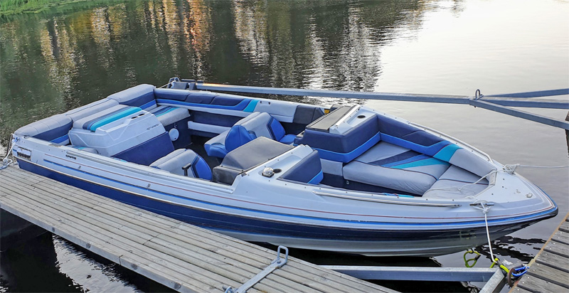Oregistrerad båttrailer lastad med blå Bayliner 1950 Capri Bowrider stulen i Värnamo