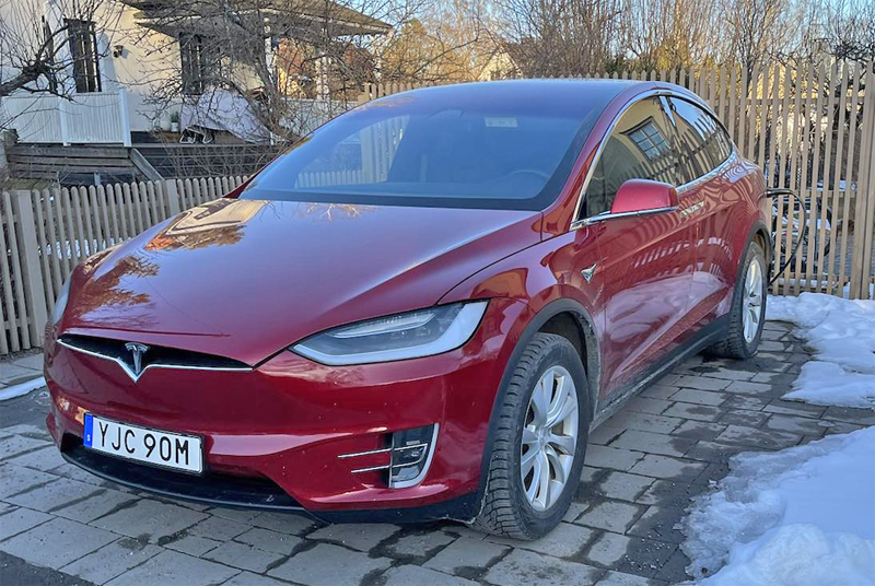 Röd Tesla Model X Long Range stulen i Sollentuna