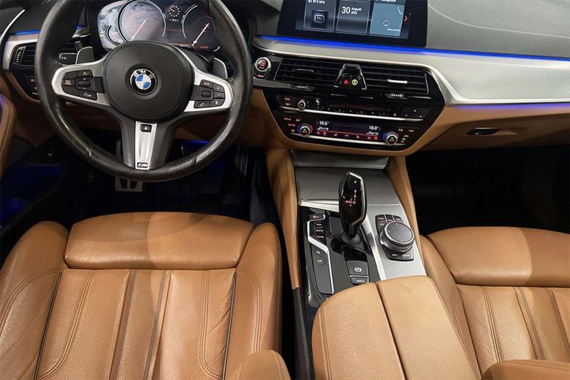 Vit BMW 530D Xdrive Touring stulen i Hägersten, Stockholm