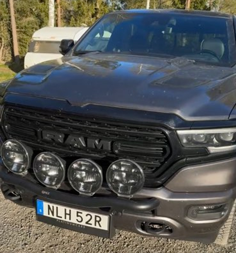 Grå metallic RAM 1500 Crew Cab Limited Night Edition stulen mellan Alunda och Stavby nordost om Uppsala