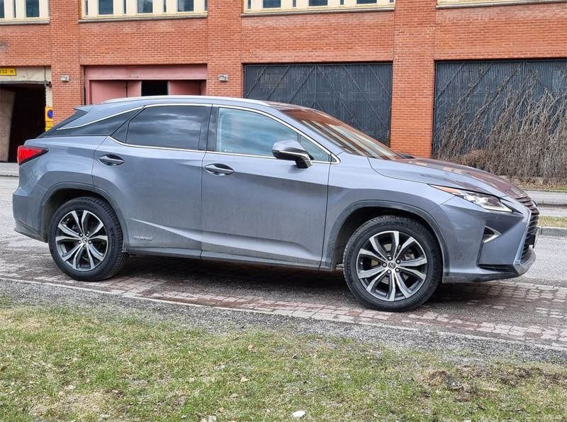 Grå metallic Lexus RX 450H stulen på Lidingö