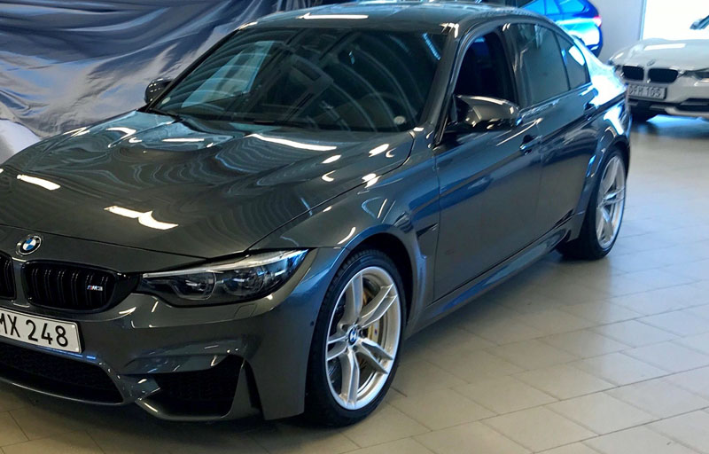 Gråmetallic BMW M3 Competition slaktad på Kvarnholmen, Nacka utanför Stockholm