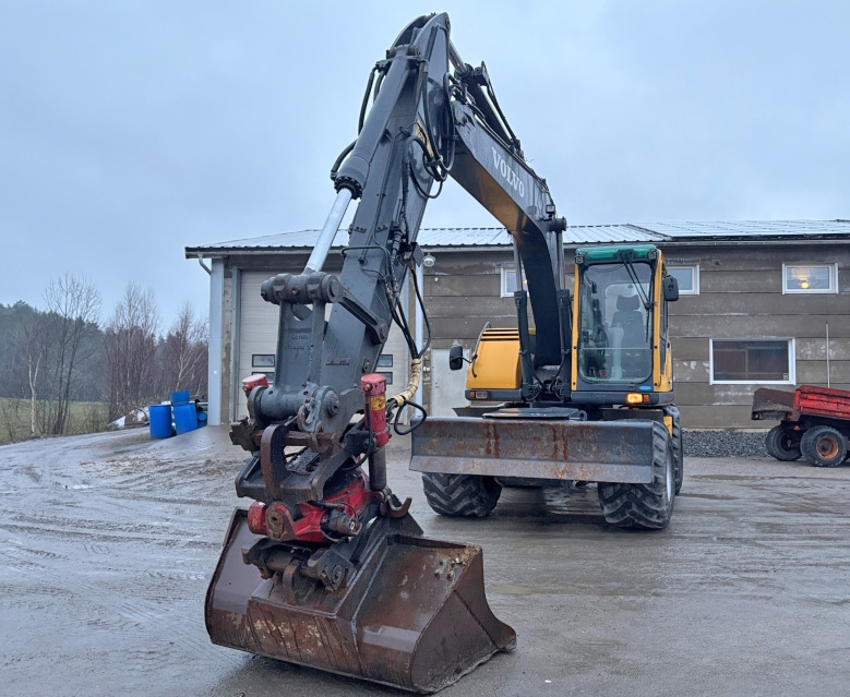 Gul hjulburen grävmaskin Volvo EW160B stulen i Fleninge norr om Helsingborg