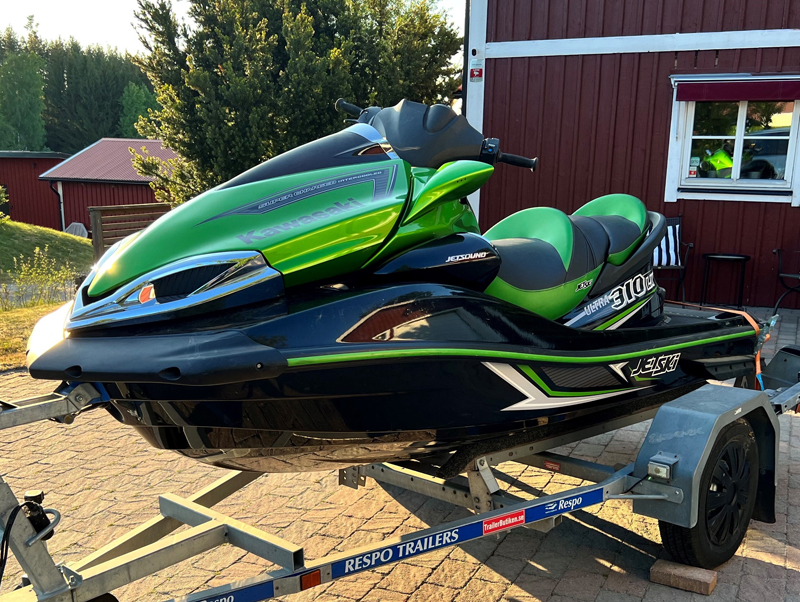 Kawasaki Ultra 310 R stulen på trailer i Sorunda, Nynäshamn