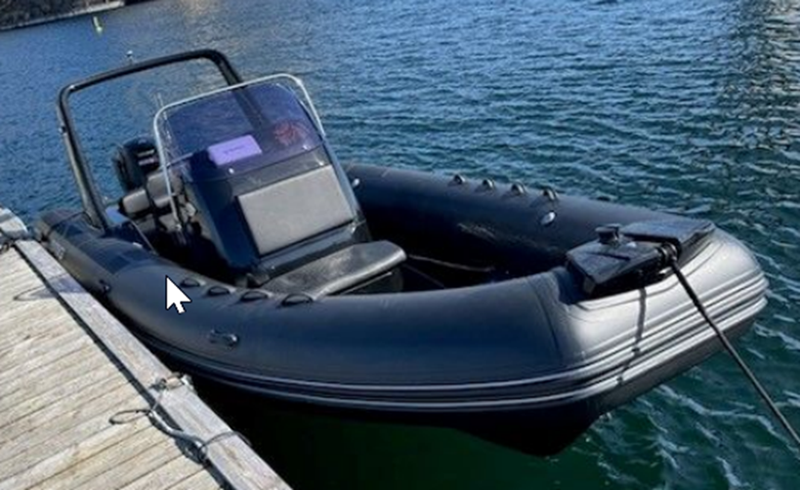 Brig Eagle 650 med 225 Hk Evinrude stulen på trailer i Fammarp strax norr om Båstad.