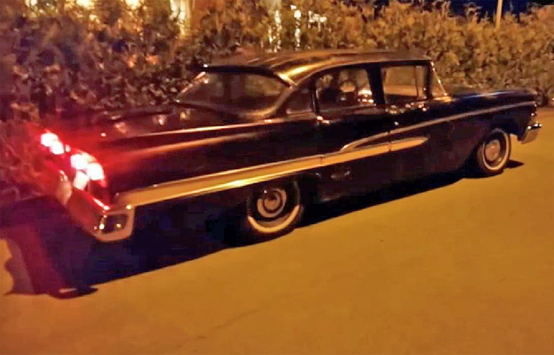Svart Ford Custom 300 från 1958 stulen norr om Vänersborg