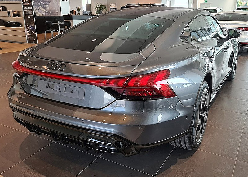 Grå metallic Audi E-Tron GT Quattro stulen i Varamon, Motala