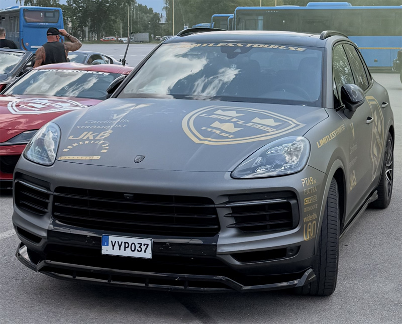 Gråblå metallic Porsche Cayenne S stulen i Bromma, Stockholm