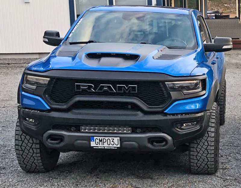 Blå RAM 1500 Crew Cab TRX stulen utanför Uppsala