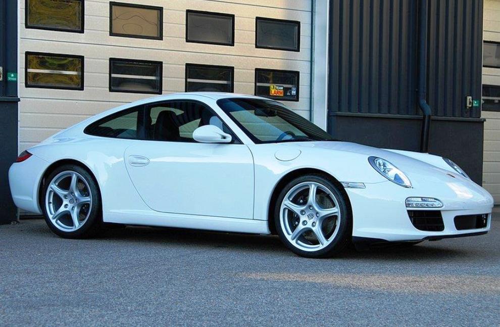 Vit Porsche Porsche 911/997 Carrera 3.6 Coupé stulen vid rån i Spånga utanför Stockholm