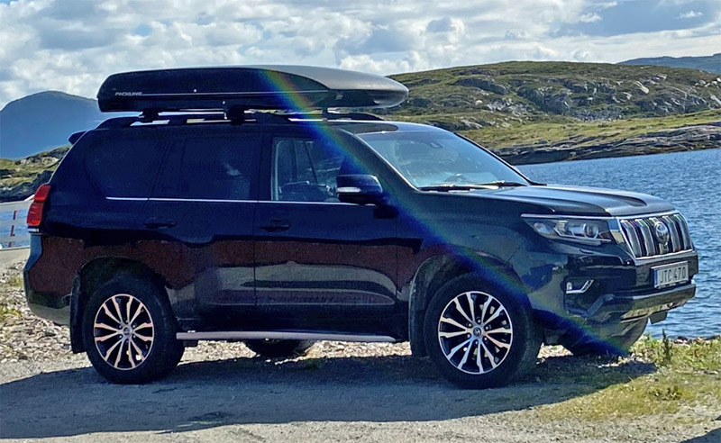 Svart Toyota Land Cruiser 150 med svart takbox stulen i Salem söder sydväst om Stockholm