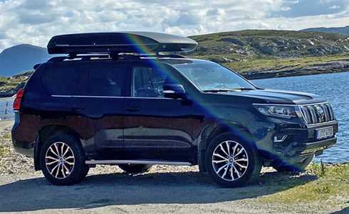 Svart Toyota Land Cruiser 150 med svart takbox stulen i Salem söder sydväst om Stockholm